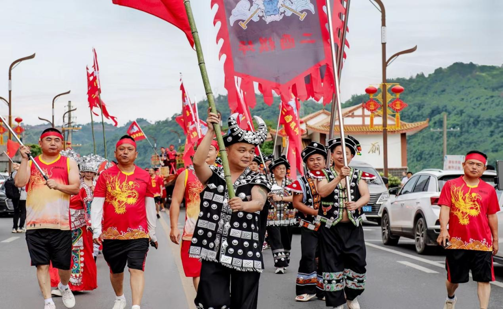沅陵传统龙舟丨雨中炸裂的荷尔蒙——铁骨又柔情的苗家汉子"首战"沅江