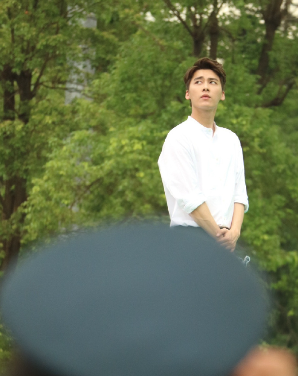 比如前段时间同样是遭到封杀的邓伦,就是开始注销了自己的工作室账号