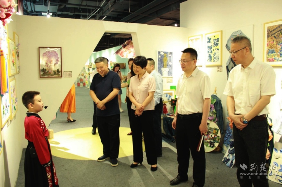 开幕式上,江汉区六渡桥幼儿园的肖燃老师和江汉区尚秀幼儿园的小朋友