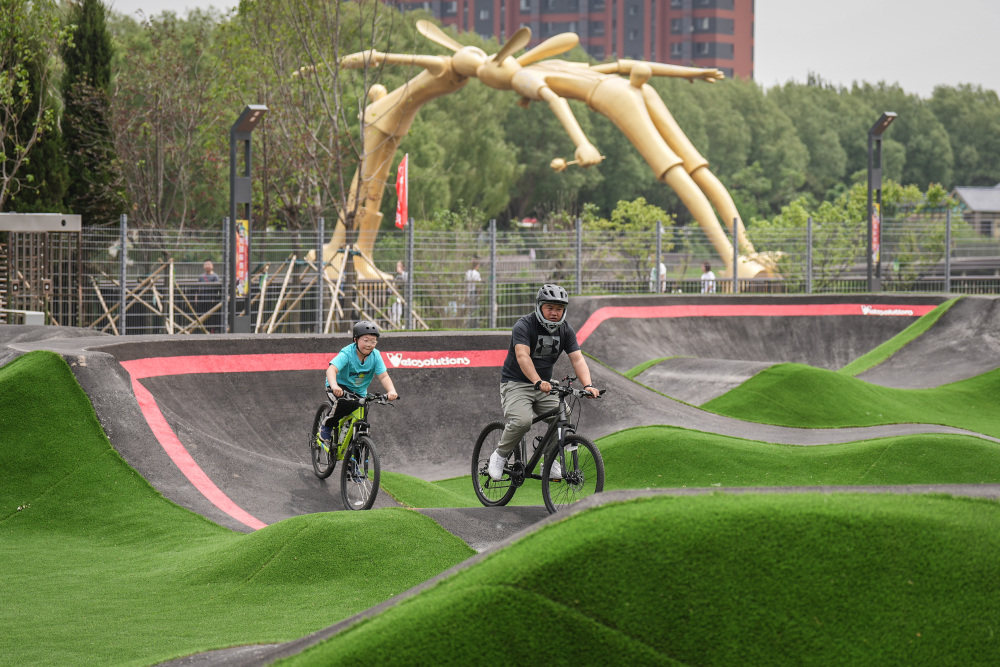 5月27日,骑行爱好者在沈阳国际泵道公园内的泵道骑行.