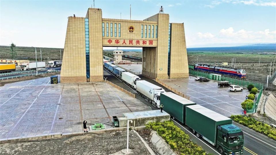 今年以来,中哈两国开展跨境旅游,商贸交流等活动日益频繁,阿拉山口