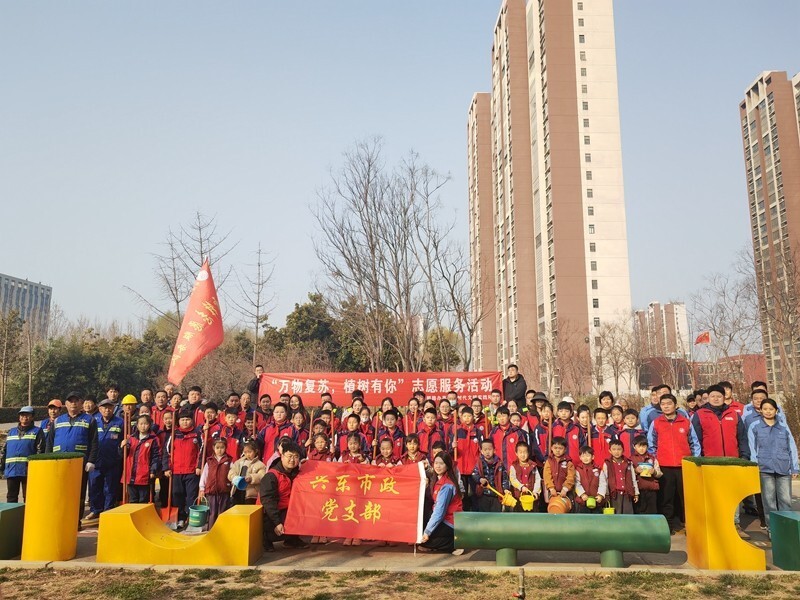 万物复苏植树有你郑东新区商都第一幼儿园开展志愿植树活动