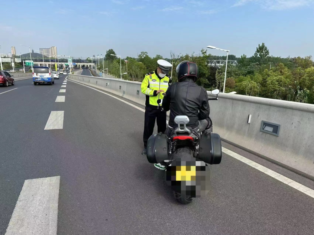 民警现场对该摩托车驾驶人违反禁令标志在高架快速路上行驶的违法行为