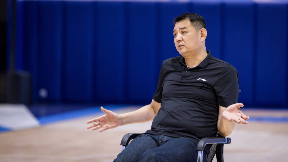 巩晓彬,中国篮坛的逍遥王.从球员到教练,他都展现着强烈的个人色彩.