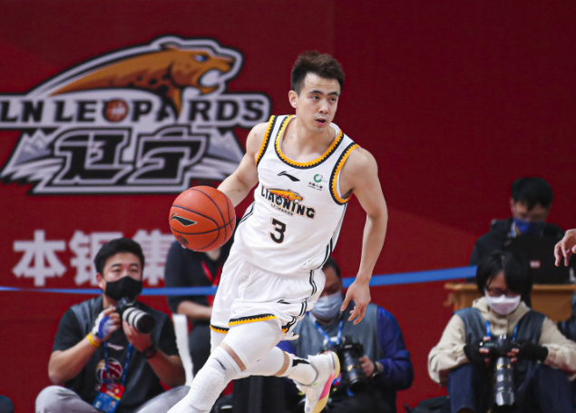 领跑fmvp之争赵继伟今年总决赛首次两双送11助攻无愧大脑