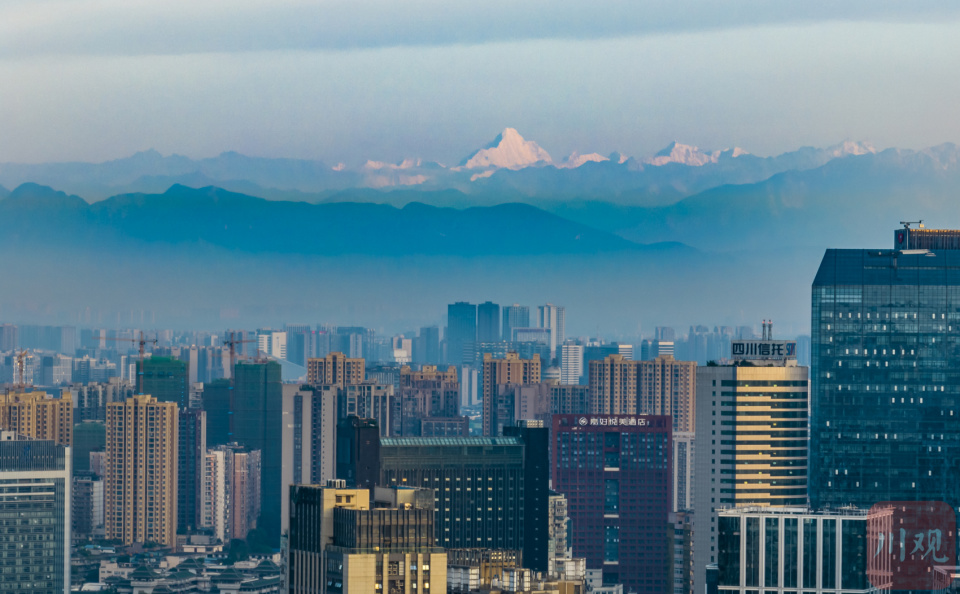 成都市区远眺西岭雪山.成都市区远眺幺妹峰和西岭雪山.