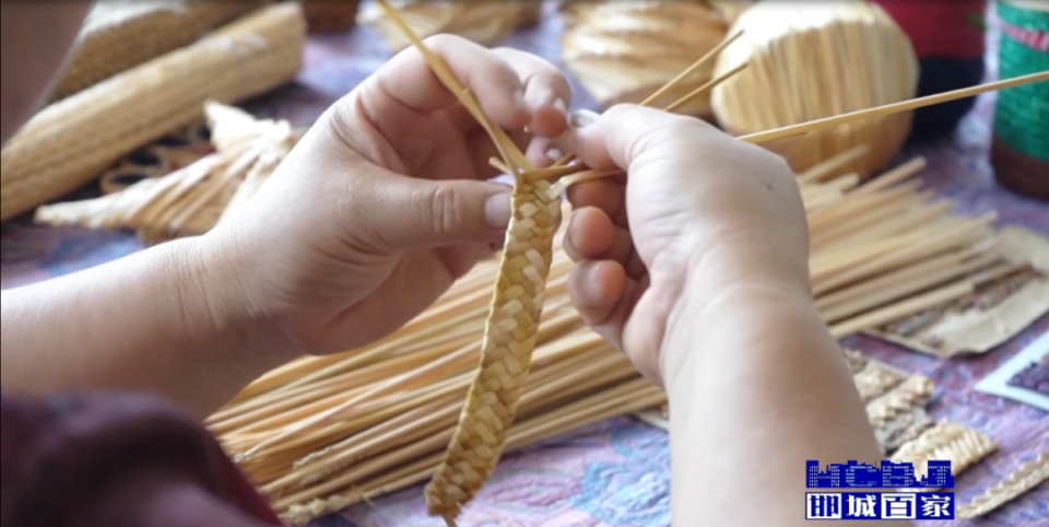 王群英介绍,大名草编编织手法多样,仅目前广泛使用的,就有编辫,平编
