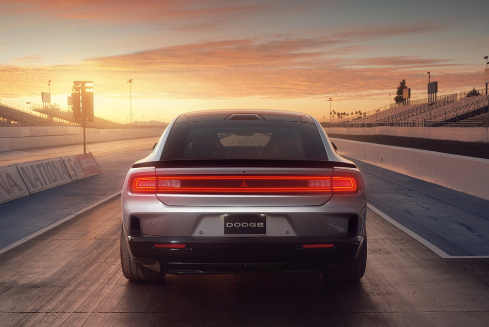 300马力后驱更低门槛聊聊全新道奇charger纯电版新车型