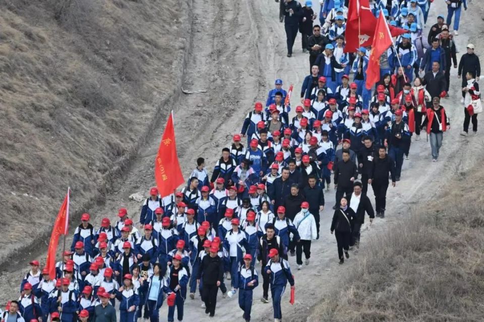 宁夏固原2000余师生,徒步百里,祭英烈!已坚持29年!_腾讯新闻