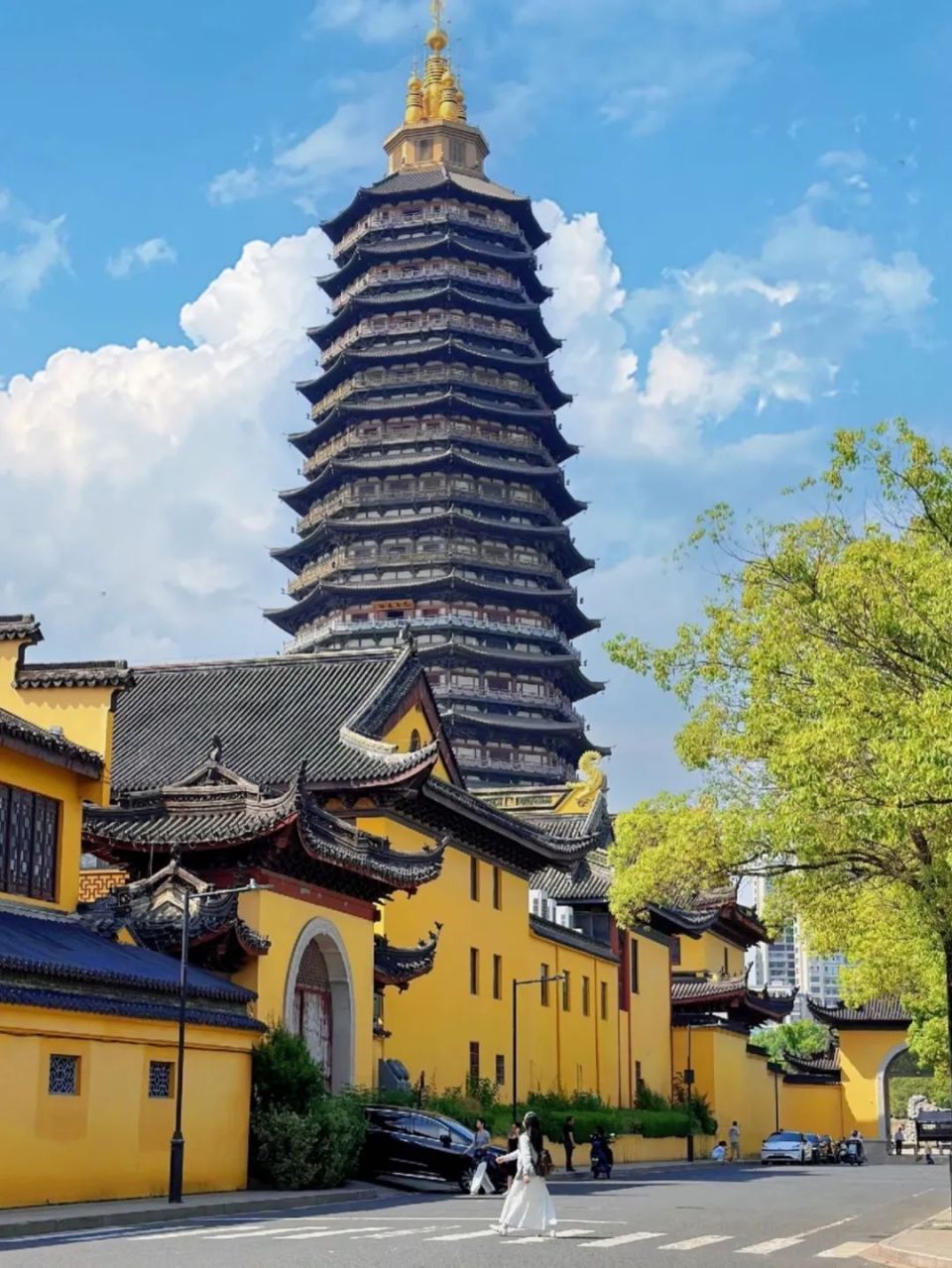 文化名城寺庙,香火袅袅禅意浓自从苏超开踢虔诚的常州人纷纷涌向天宁
