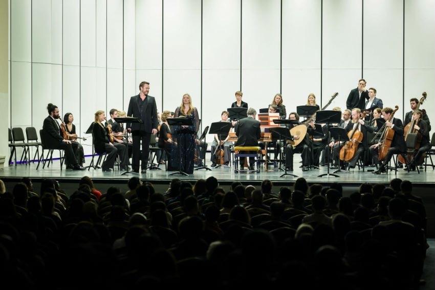 当时,上流社会去音乐厅观看亨德尔的歌剧不仅是一种时尚,更是重要的