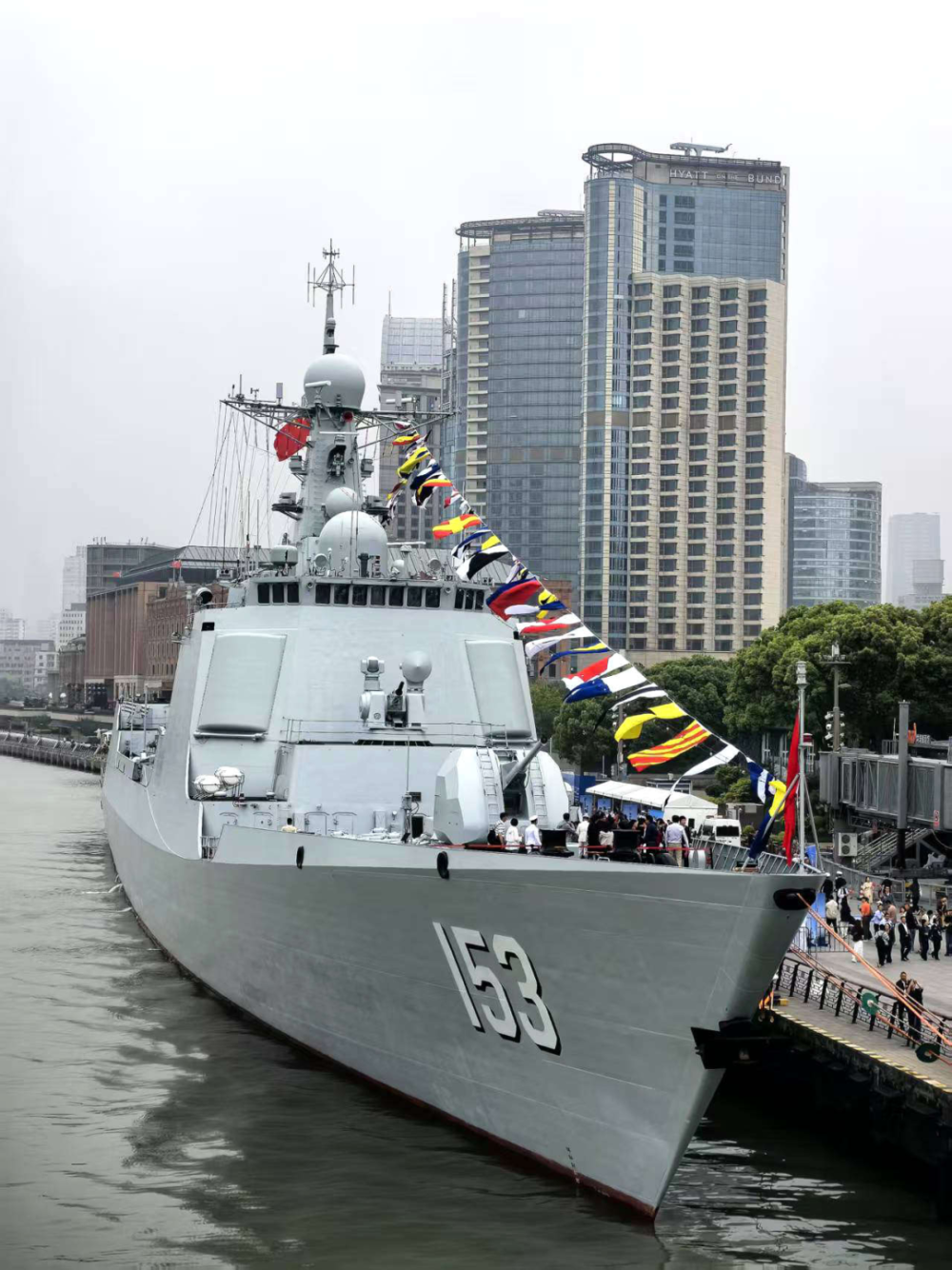 西安舰,沂蒙山舰亮相黄浦江,对市民开放登舰参观