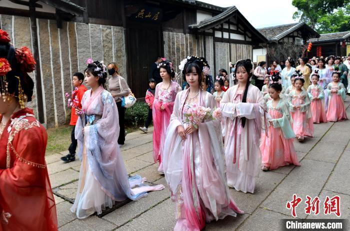 福州再现花朝节习俗汉服少女赏红护花祭花神