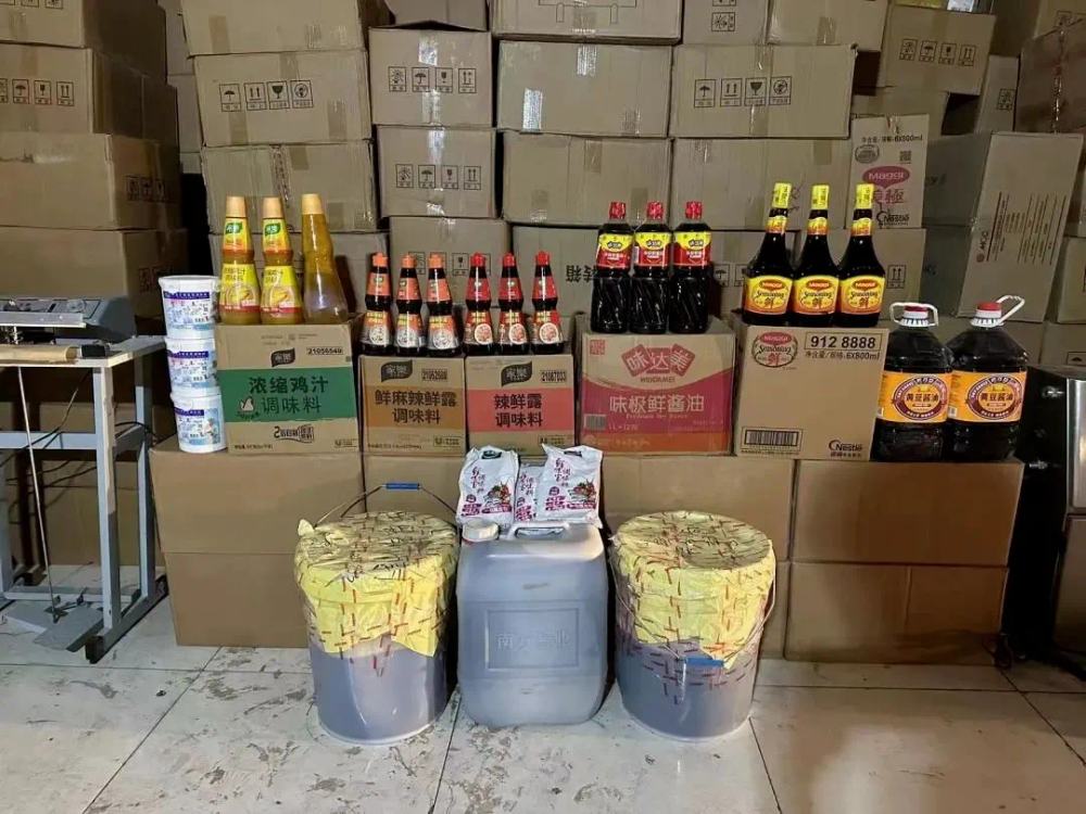 当场查获伪劣汽油成品22升装14桶(共计约308升),制作原料甲醇,芳烃