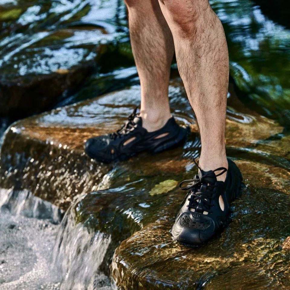 全身都是排气孔,透气!轻到能水上漂!