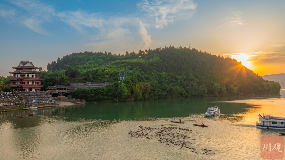 c视觉︱南充蓬安:游客观看"百牛渡江"