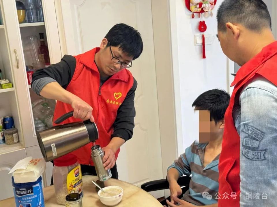 舒冠对这片区域已经轻车熟路,穿过一个转角,推开单元门,坐上了去到五