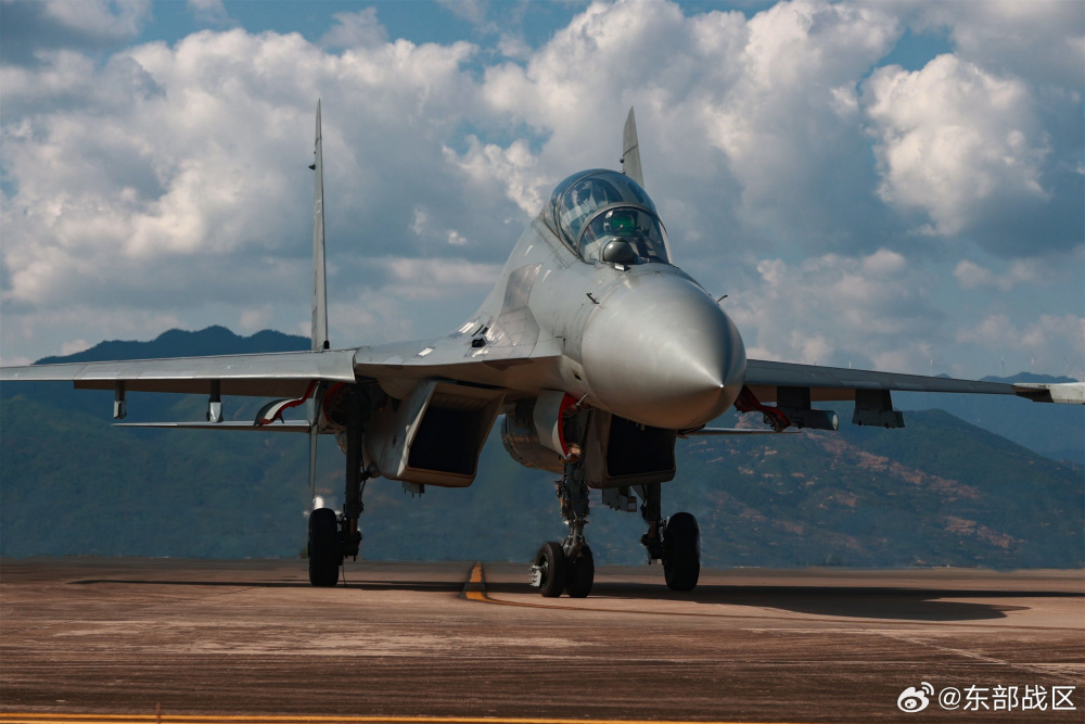 直击东部战区空军某部展开对抗空战训练