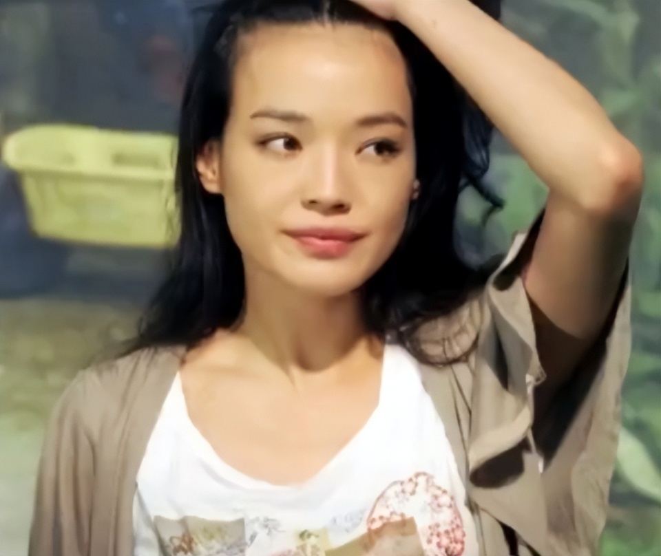 眼睛距离很宽,再加上不合适的脸型,大嘴巴,可以说没有一个比例符合