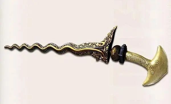 马来克力士剑有直刃和蛇型刃的区别,只是蛇型马来剑因为别具一格的