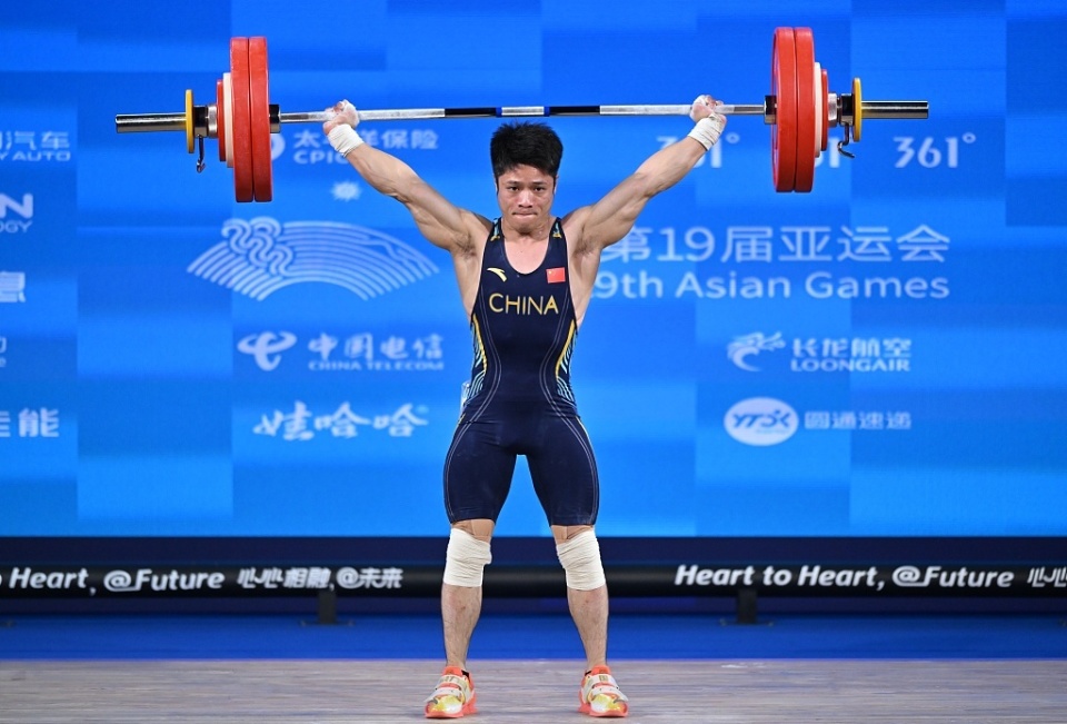 东京奥运会上,中国举重队共派出男女各4名运动员参加了8个级别的较量