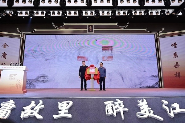 金庸故里,江湖再现_腾讯新闻