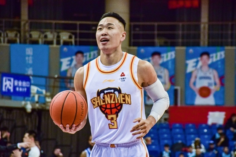 中规中矩贺希宁14中6拿到15分4板4助2断正负值15