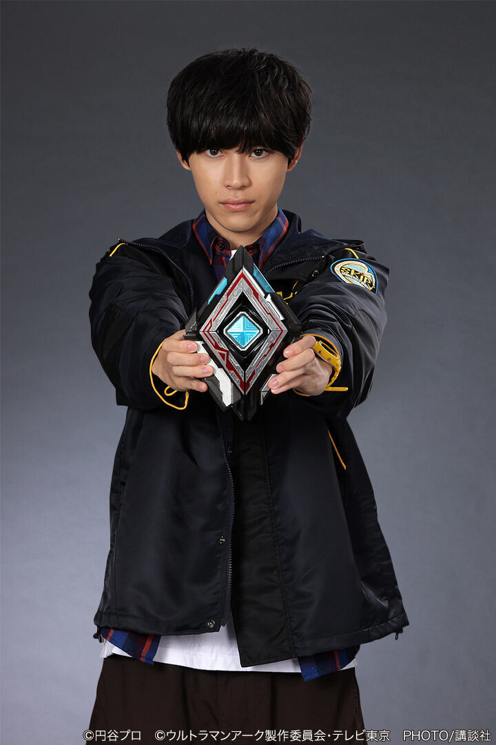 亚刻奥特曼主人公飞世优马变身特写梦回当年的罗布奥特曼