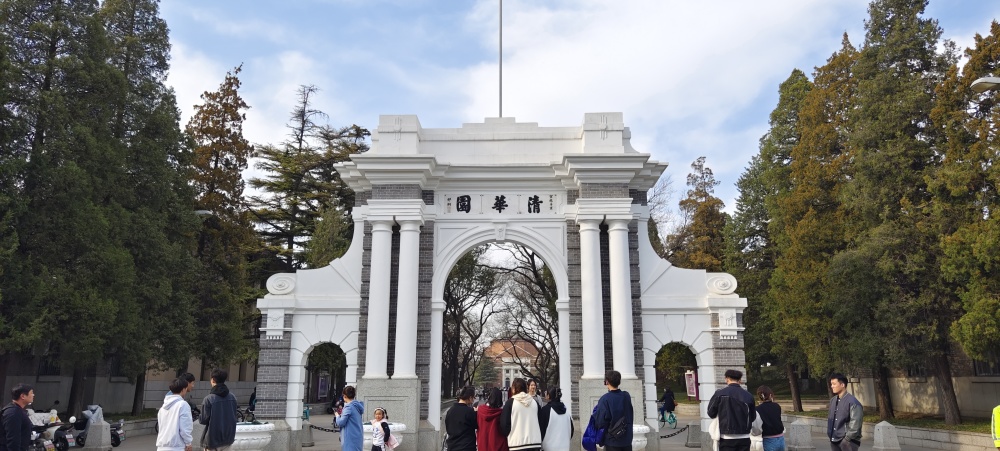 暑期北京研学乱象:名校游变校门口打卡,住郊区甚至打地铺,北大停止多