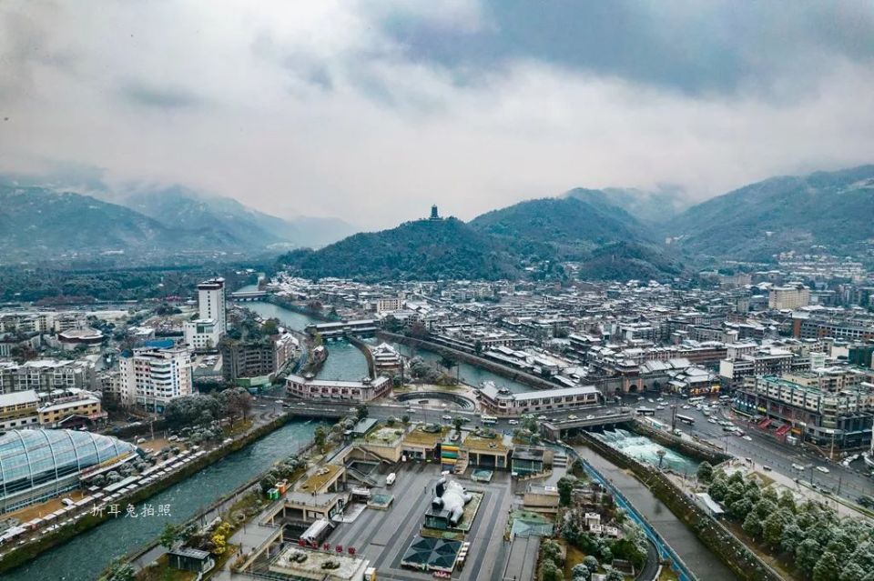 航拍都江堰 古堰雪景如诗如画!_腾讯新闻