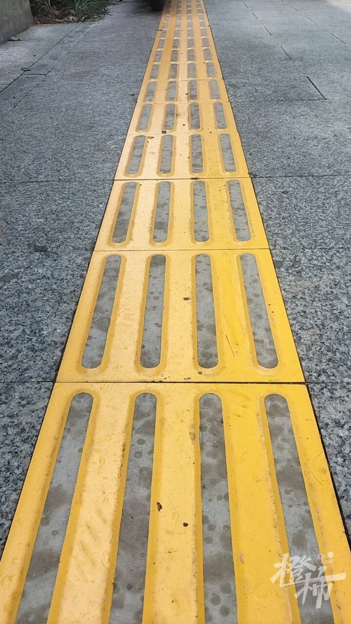 小区门口的黄色盲道滑倒了不少人!专家:无障碍建设不能成为"形象工程"