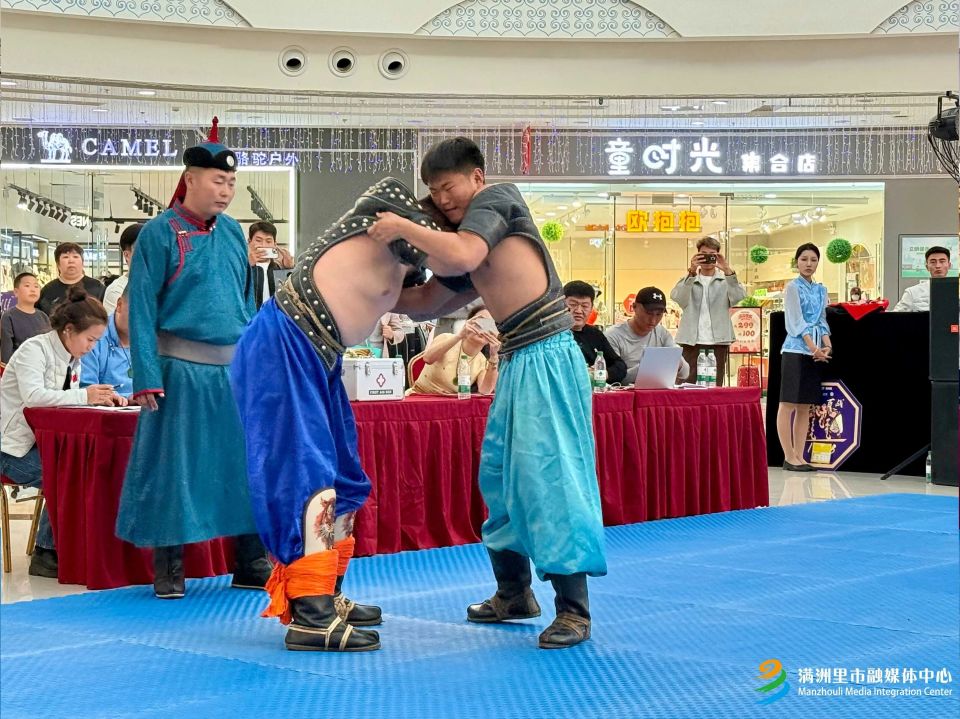 百城百战全国青少年搏克精英赛满洲里站比赛举行