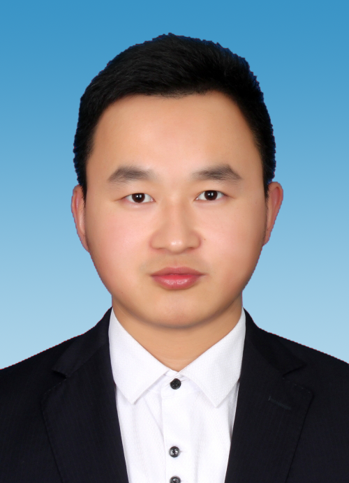 季永宝官方简历显示,余霆, 男 ,汉族, 1990年5月出生, 大学工学学士