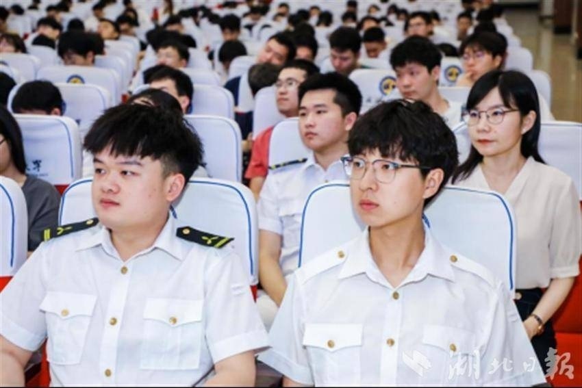 武汉理工大学副校长张笛宣布"第十六届武汉地区船舶与海洋工程研究生