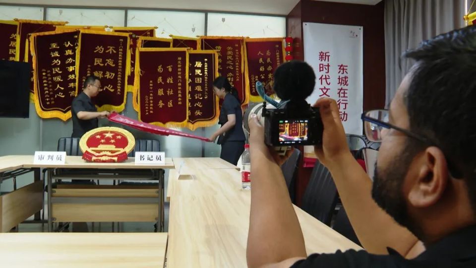 外国青年看法院 | 外国导演北京"享"遇"背包法官"