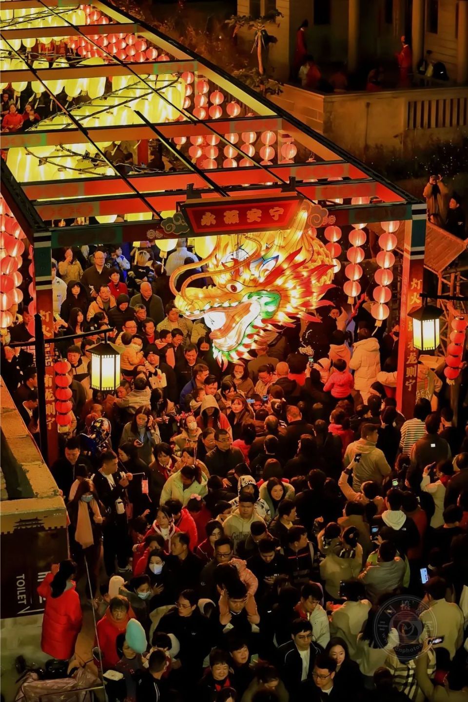 县书法协会的志愿者到各乡镇开展现场挥墨写春联赠送给当地老百姓