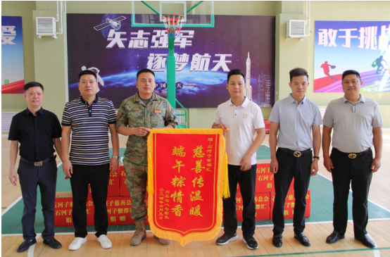 大家在部队李政委的带领下依次参观了官兵宿舍,活动室,图书室,深入
