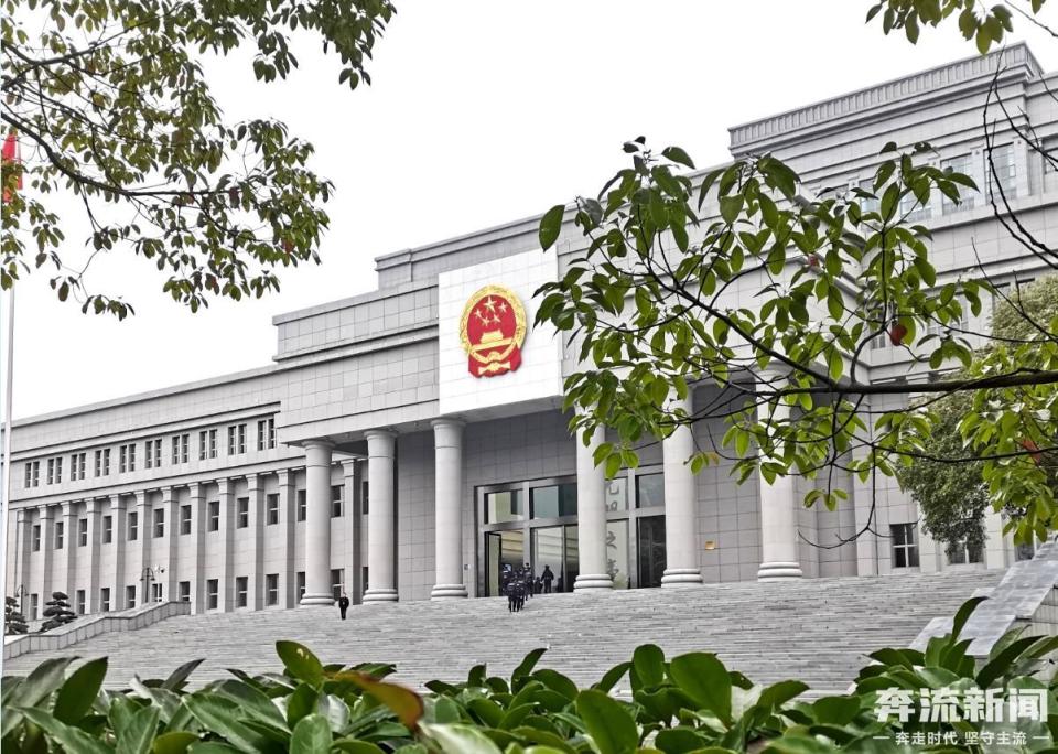 楊妞花：被困在父母墳頭的1314天