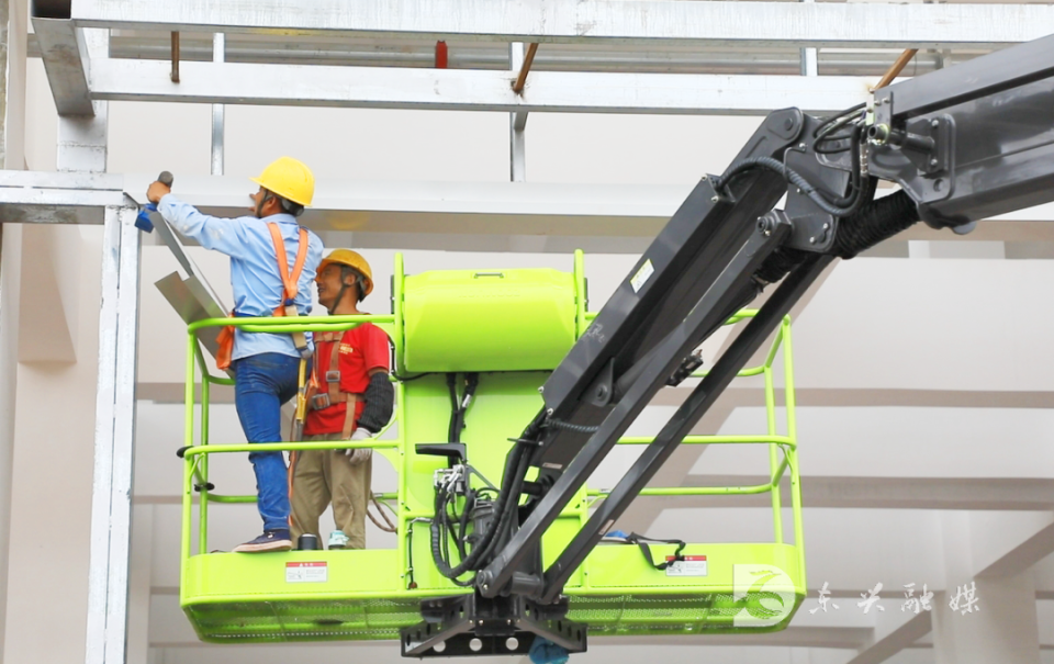 人民网关注:东兴区如何推动三大百亿产业高质量发展