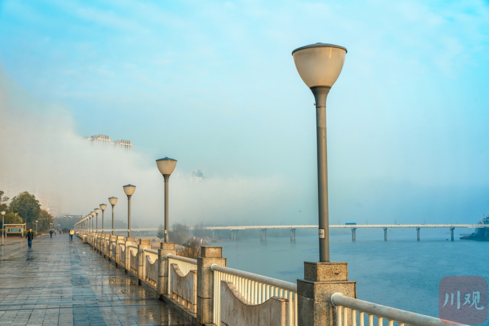 c视觉航拍四川67美春日科技城暖阳照云雾绕