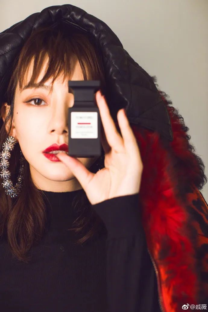 更是在家中设立了一个专门用来储存香水的冰箱,直言所有的香水加起来