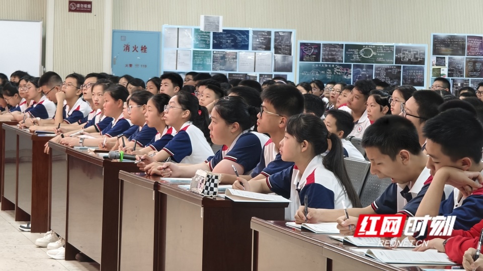 "一手好字书法名家进校园公益行"岳阳地区第一站在岳阳市第十中学拉开