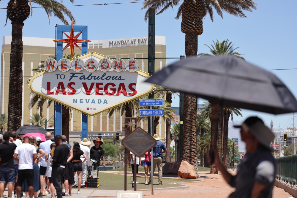 新华社/欧新7月7日,在美国内华达州拉斯维加斯,人们在喷水装置下消暑