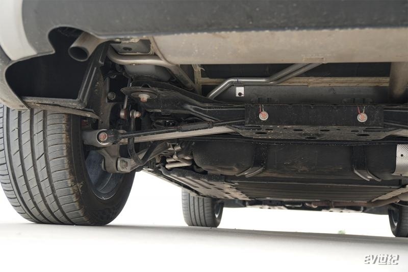 在底盘方面,唐dm-i冠军版也进行了升级,首先是将一些连杆升级为了铝