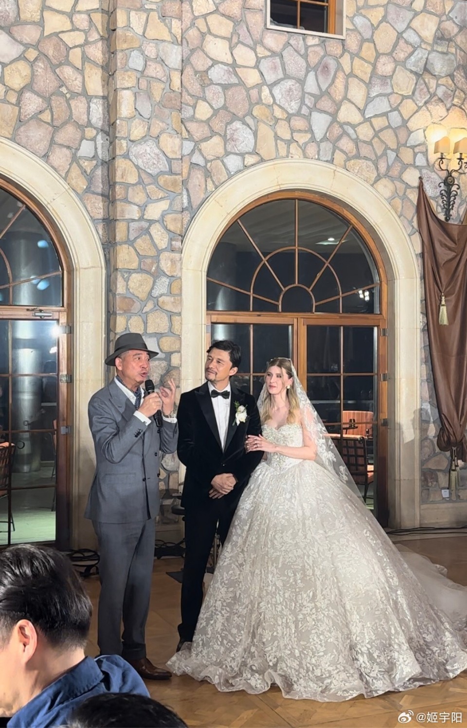 恭喜49岁谢晖和妻子在情人节当天举行了婚礼