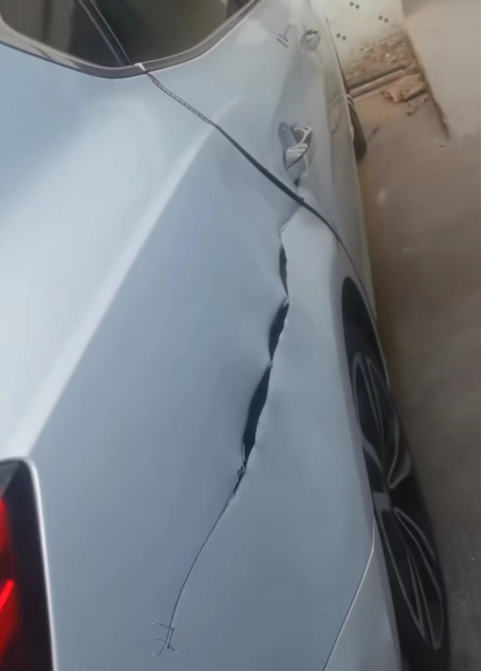 广东一男子去当货车司机,开4天货车就剐蹭2次,第二次坐在地上哭-腾讯