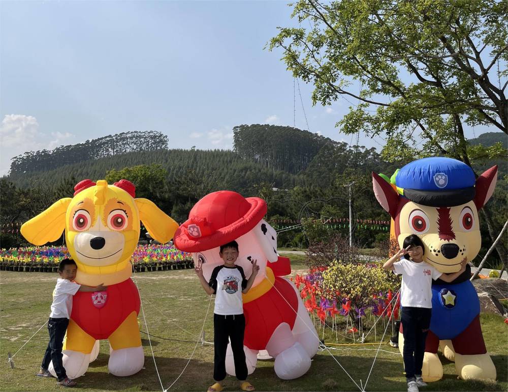 海绵宝宝也来啦巨型佩奇携手比卡丘根据现场和南安天心洞生态旅游景区