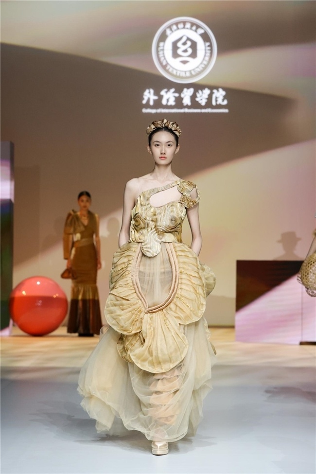 武汉纺织大学外经贸学院《逐·光》亮相2026中国国际大学生时装周_腾讯新闻