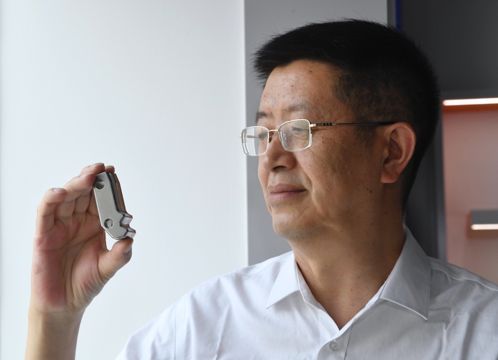 5月24日,在位于成都的中国核动力研究设计院内,钟元章在展示科研人员