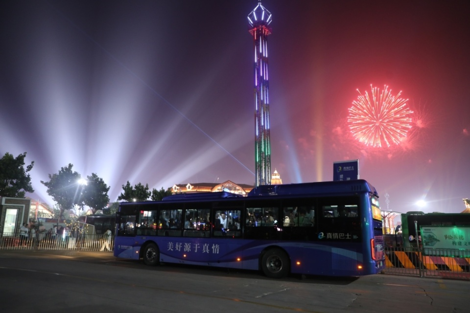 去西海岸"嗨啤"放心乘公交!真情巴士全力做好啤酒节交通保障